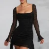 Vestido Tivoli de manga larga con cuello vuelto y adornos en negro