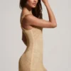 Vestido ultracorto asimétrico con adornos Kylie en dorado