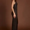 Vestido Velia con cuello vuelto y aberturas decoradas en marrón serpiente