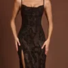 Vestido Velia con cuello vuelto y aberturas decoradas en marrón serpiente