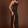 Vestido Velia con cuello vuelto y aberturas decoradas en marrón serpiente