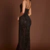 Vestido Velia con cuello vuelto y aberturas decoradas en marrón serpiente