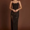 Vestido Velia con cuello vuelto y aberturas decoradas en marrón serpiente