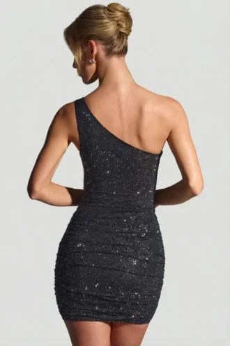 Vestido Zahira con adornos y un solo hombro en negro