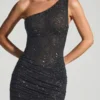 Vestido Zahira con adornos y un solo hombro en negro