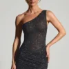 Vestido Zahira con adornos y un solo hombro en negro
