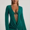 Vista: Vestido corto transparente con cuello vuelto y adornos de cuentas en verde jade