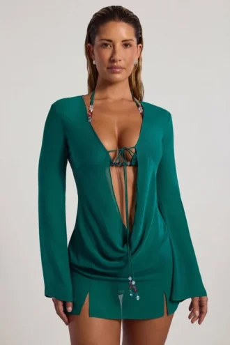 Vista: Vestido corto transparente con cuello vuelto y adornos de cuentas en verde jade