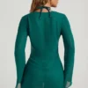 Vista: Vestido corto transparente con cuello vuelto y adornos de cuentas en verde jade