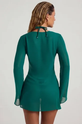 Vista: Vestido corto transparente con cuello vuelto y adornos de cuentas en verde jade