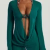 Vista: Vestido corto transparente con cuello vuelto y adornos de cuentas en verde jade