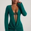 Vista: Vestido corto transparente con cuello vuelto y adornos de cuentas en verde jade