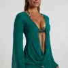 Vista: Vestido corto transparente con cuello vuelto y adornos de cuentas en verde jade